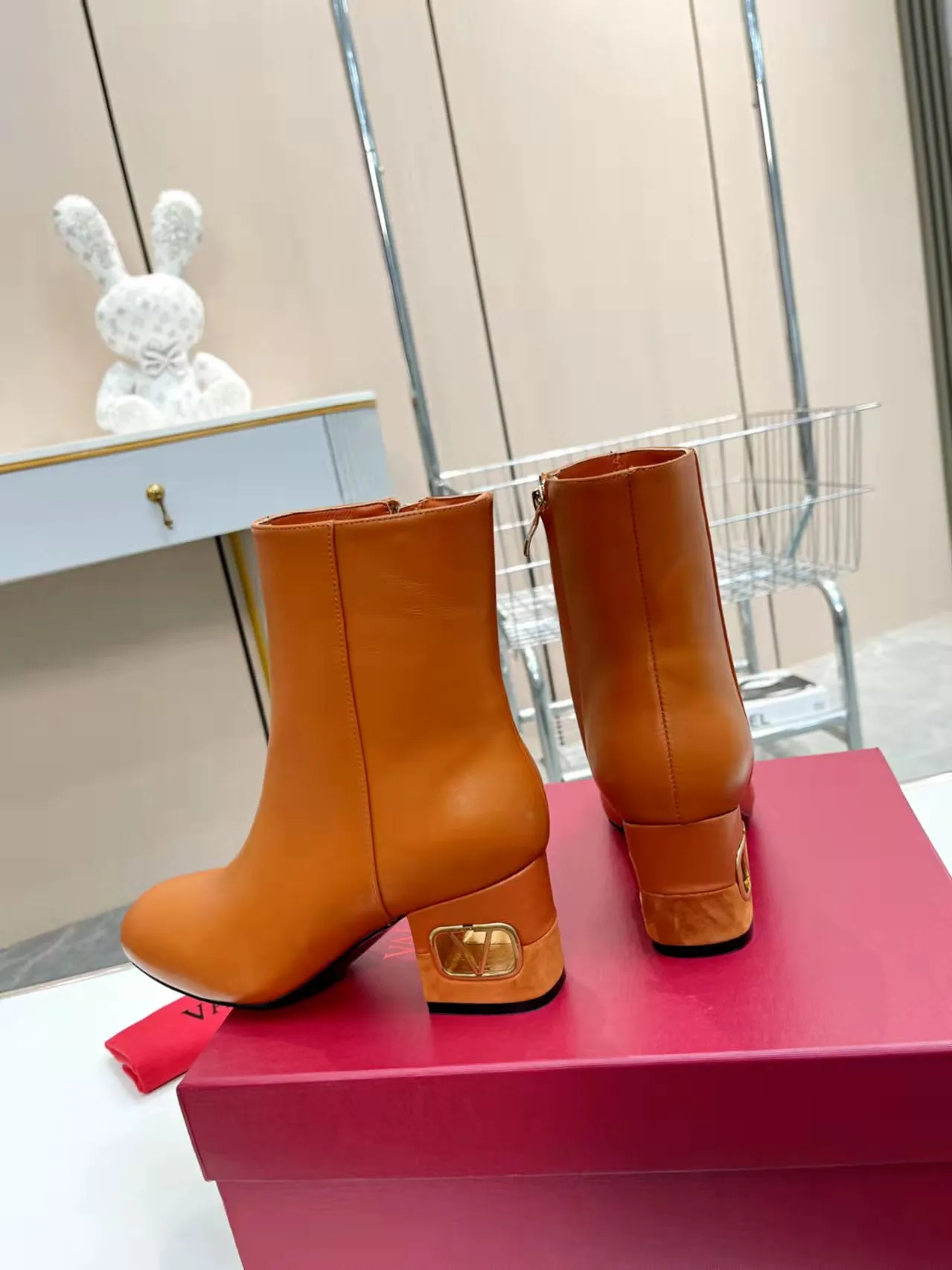 👟👟Ex-factory price 600👟👟 Leather sole +40 🆕 Valentino. Valentino autumn and winter fashion women's boots: Comfortable and versatile on the upper feet, showing long legs, Fabric: Imported first-layer cowhide ⚡The most popular V buckle ⚡The inner feet are all genuine leather Code number: 35−40 (Customized size 41)